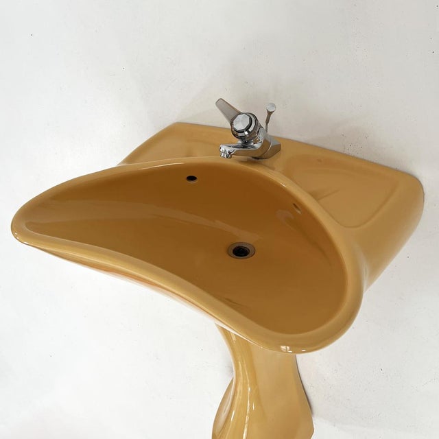 Mustard Standing Sink attributed to Luigi Colani for Villeroy & Boch, 1960s, in Good conditions. Designed 1970 to 1979...