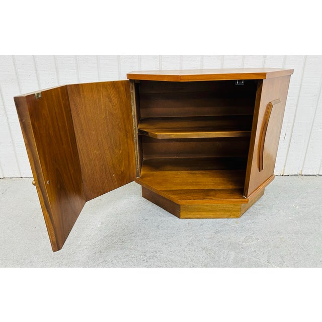 Mid-Century Modern Young Manufacturing Walnut Nightstands - Set of 2 For Sale - Image 9 of 11