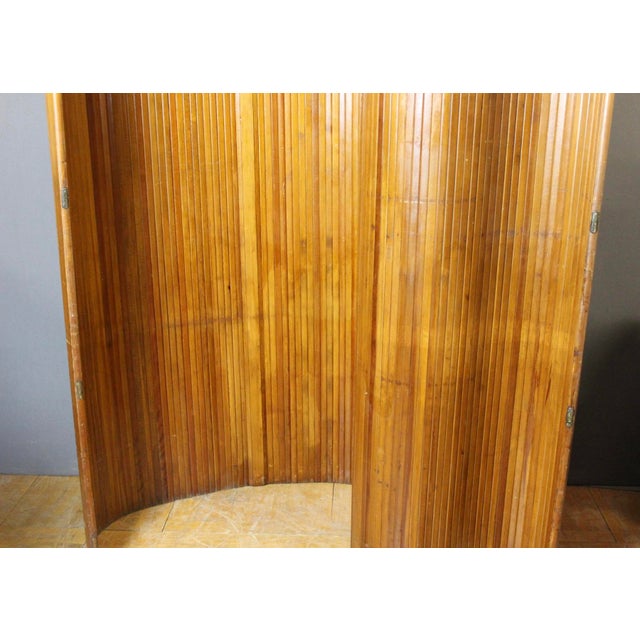 Large Baumann folding screen made of hinged wooden slats, marked Baumann, three-wave design, it can be extended or rolled...