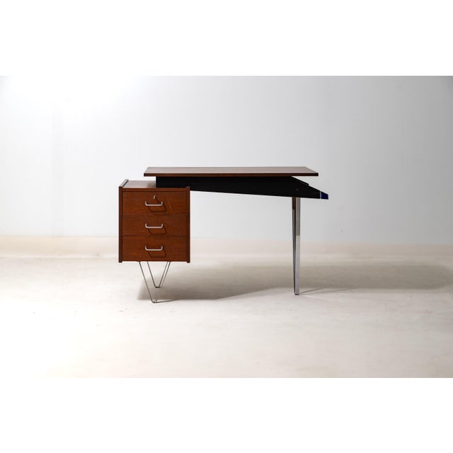 Asymmetrical mid-century hairpin desk with a floating table top. A teak veneer body resting on flatsteel hairpin legs,...