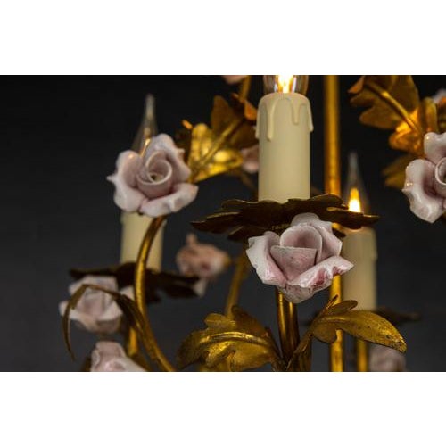 1970s Hollywood Regency Style Gilt Metal and Pink Porcelain Roses Chandelier, Italy, 1970s For Sale - Image 5 of 18