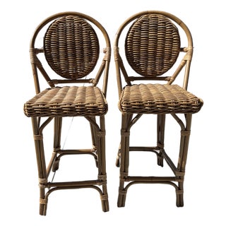 Pair of Vintage French Bistro Bar Stools With Oval Medallion Backs in Honey Woven Rattan For Sale