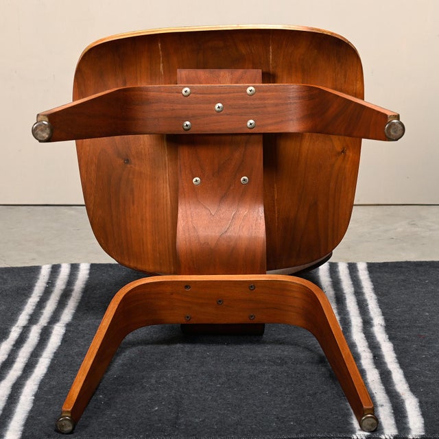 Early DCW Chair in Walnut Plywood by Charles and Ray Eames for Herman Miller, 1950s For Sale - Image 15 of 18