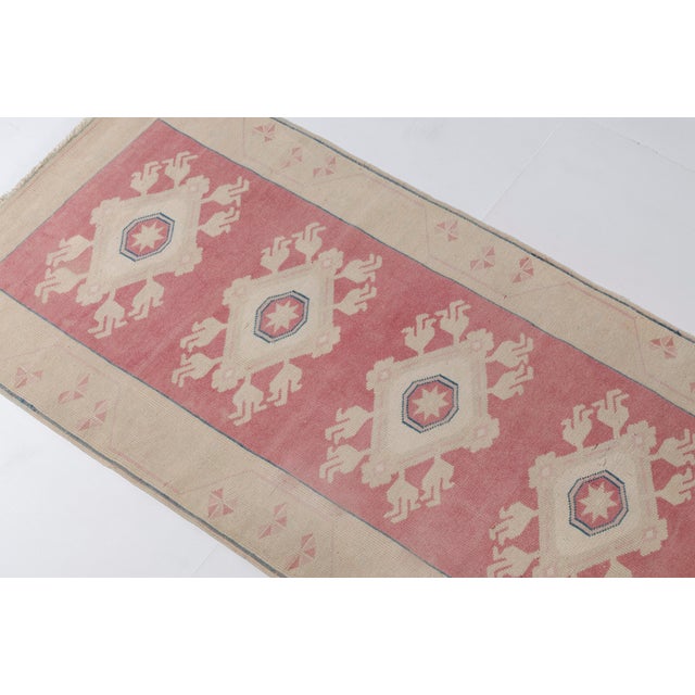 1960s Hand-Knotted Medallion Rug in Rose and Ivory Rug For Sale - Image 6 of 10
