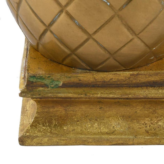 Metal Hollywood Glam Brass Pineapple Table Lamp – Mid‑Century Style Sculptural Accent Lamp For Sale - Image 7 of 7