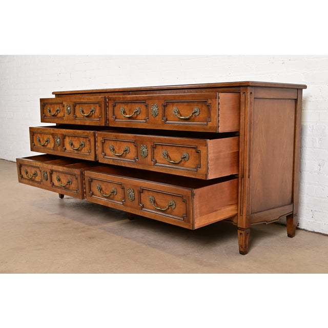 Henredon French Regency Louis XVI Carved Fruitwood Long Dresser or Credenza, Circa 1960s For Sale In South Bend - Image 6 of 16