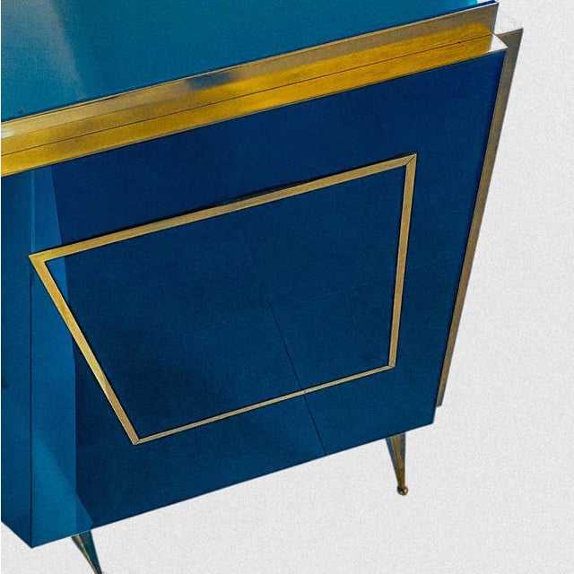 Discover our extraordinary sapphire blue sideboard, a unique piece that embodies the elegance and sophistication of...