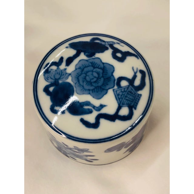 Late 20th Century Chinoiserie Blue and White Lidded Jar For Sale - Image 9 of 10