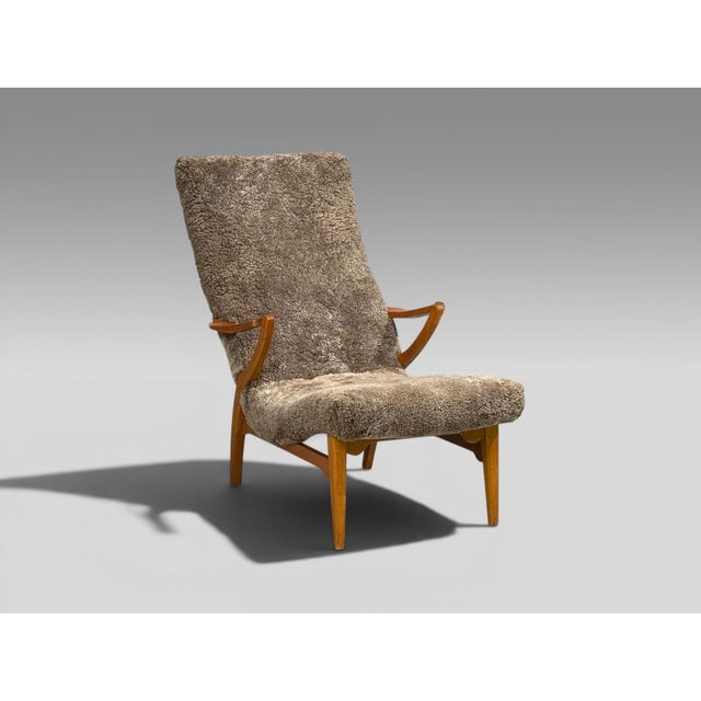 JIO Möbler, Swedish Mid-Century Modern, Siesta Chaise Lounge, Gray Sheepskin, Elm, Sweden, 1960s An elm and gray shearling...