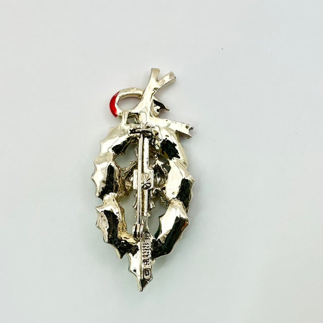 Mid-Century Modern 1950s Vintage Americana Boho Chic Christmas Holly Wreath Brooch, Gerry’s Creatives. For Sale - Image 3 of 5