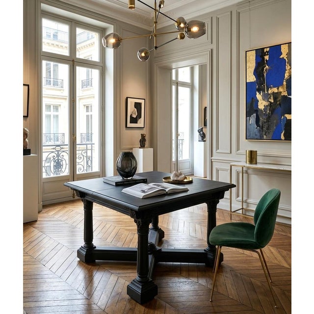 This eclectic, 20th-century extendable table is a striking piece, ideal for elegant, contemporary settings where the...