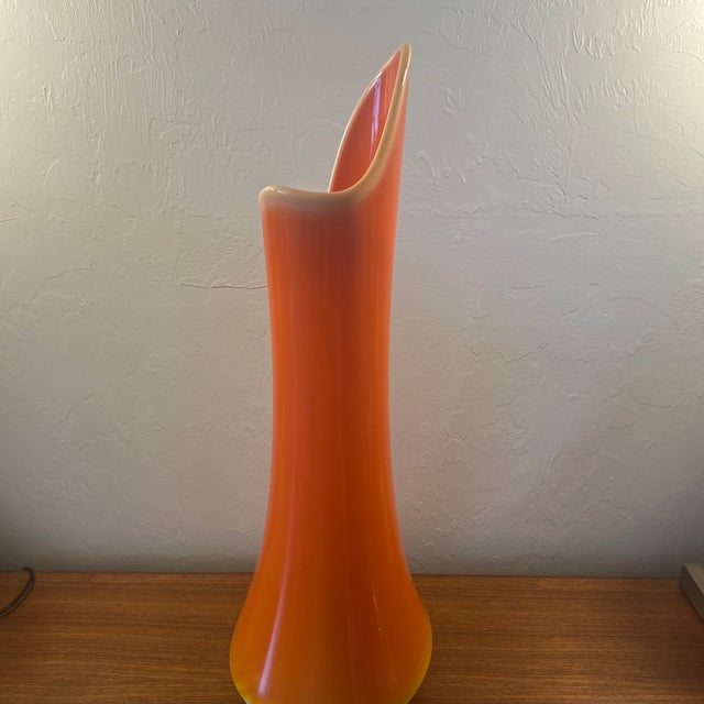 1960s 1960s l.e. Smith Bittersweet Orange Smoothie Swung Vase For Sale - Image 5 of 8