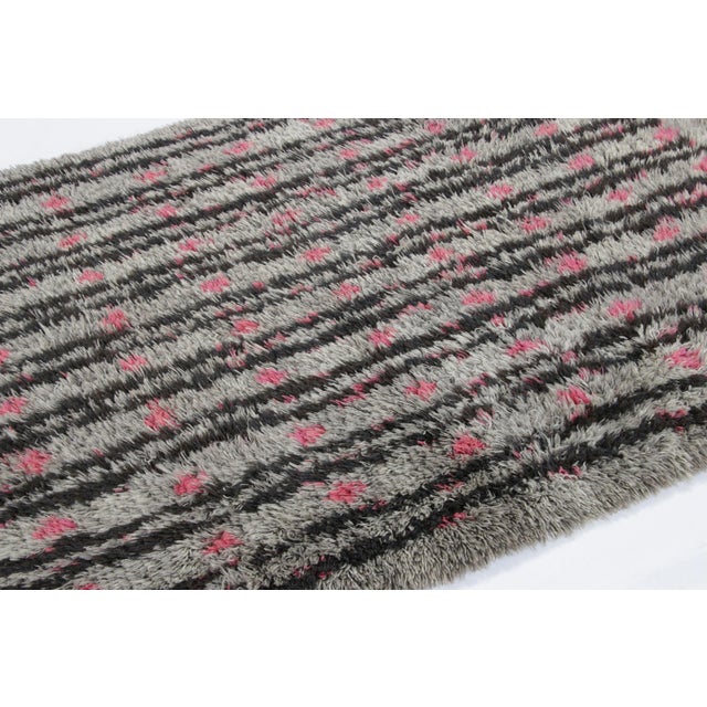 Rug & Kilim Vintage Swedish Rya Rug With Gray and Pink Geometric Pattern - Rug & Kilim For Sale - Image 4 of 8