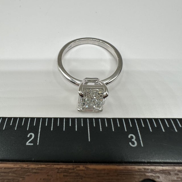 Metal 14kt White Gold Lab Grown Diamond Solitaire Ring – 3.10ct Emerald Cut, Igi, Size 6.5 For Sale - Image 7 of 7
