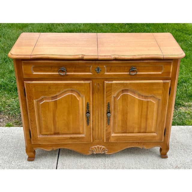 1980s Vtg. Maple Ethan Allen Country French Style Flip Top Bar/Server Cabinet For Sale - Image 5 of 17