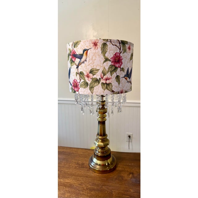 Traditional Mid 20th Century Hummingbird Floral Shade With Brass Toned Lamp For Sale - Image 3 of 12