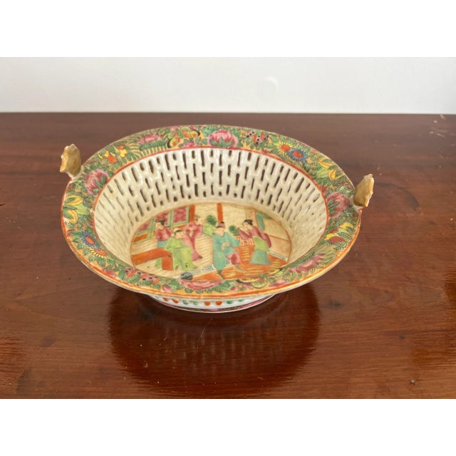 19th Century, Chinese Export Porcelain Famille Rose Medallion Chestnut Basket For Sale In Boston - Image 6 of 7