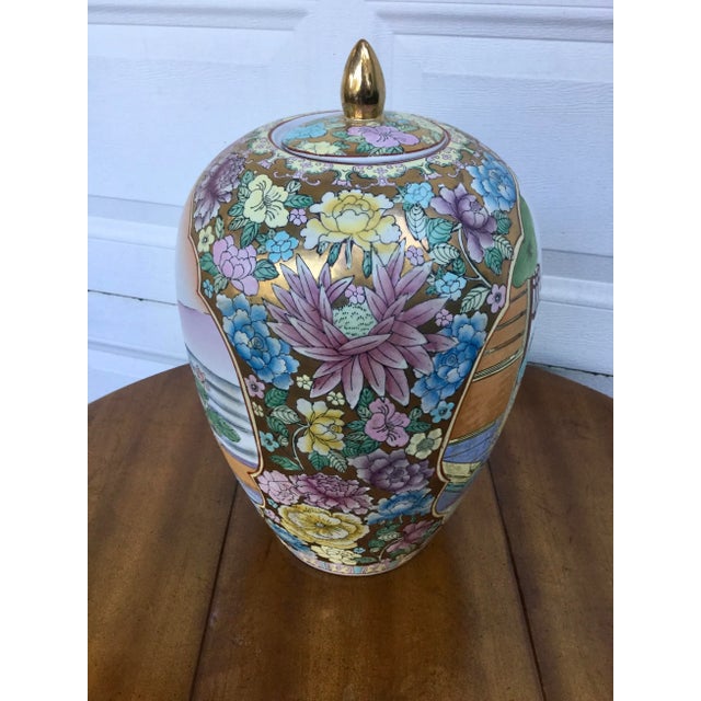 Beautiful asian ginger jar with geisha and floral motifs around, and gold detail in great conditions with no damage,...