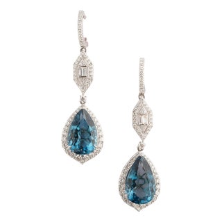 Natural blue topaz 19.49ct & diamond 2.53ct earring in 18k gold For Sale