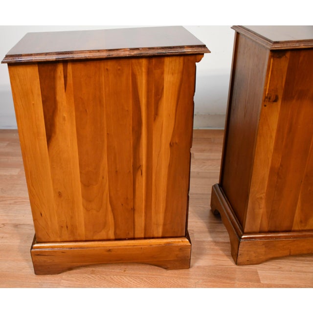 1930s Pair of English Cedar Wood Nightstands Bedside Tables For Sale - Image 14 of 18