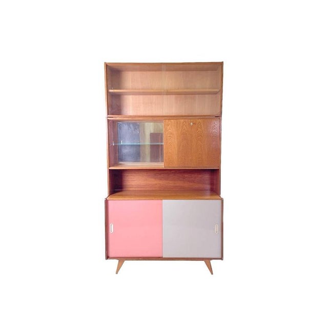 A playful eye-catcher from the heart of Eastern European modernism: this vintage U-452 cabinet with display case and bar...
