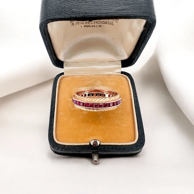 Vintage wedding ring in 18 carat gold (750 thousandths) decorated with 32 synthetic rubies in an "invisible" setting. The...