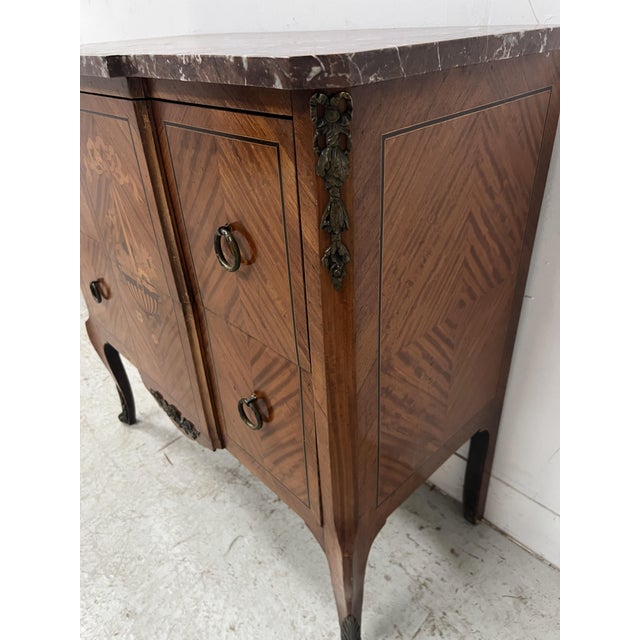 Marquetry Chest of Drawers with Projecting Top For Sale - Image 4 of 18