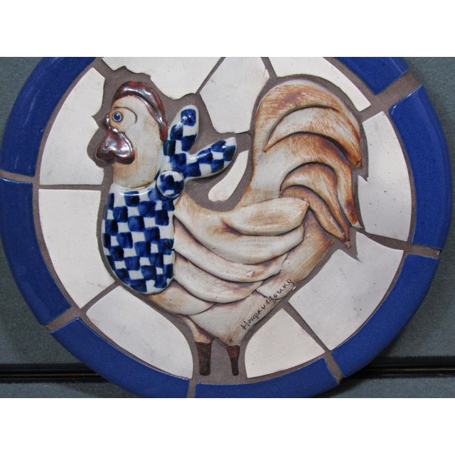 Farmhouse 1970s Hogan Young Signed Mosaic Rooster Wall Plaque – 11.25" Round For Sale - Image 3 of 10