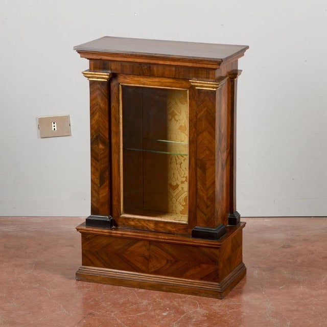 This refined, mid-20th-century display cabinet is an elegant example of functional modernism. Featuring a sleek,...