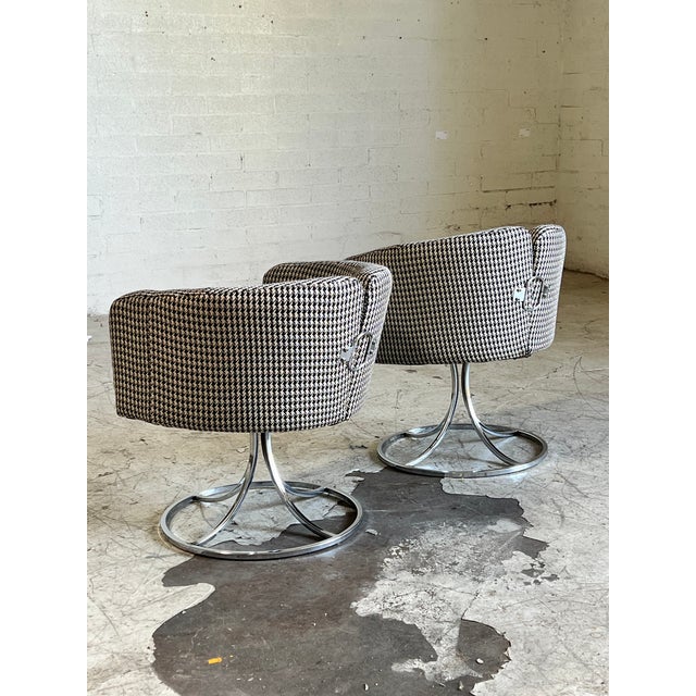 Mid-Century Modern Vintage Chrome and Plaid Swivel Club Chairs For Sale - Image 3 of 5