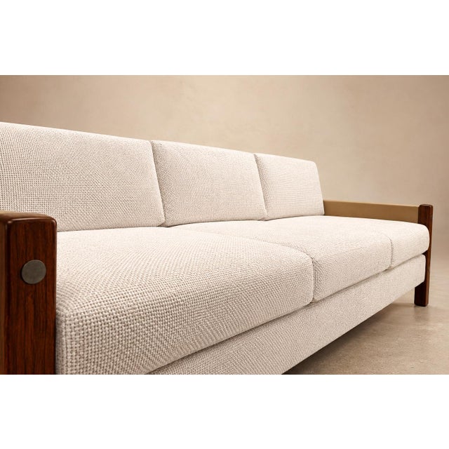 Sergio Rodrigues "Millor" Sofa in Rosewood, Leather & Textured Fabric, Brazil, 1960s For Sale - Image 9 of 18