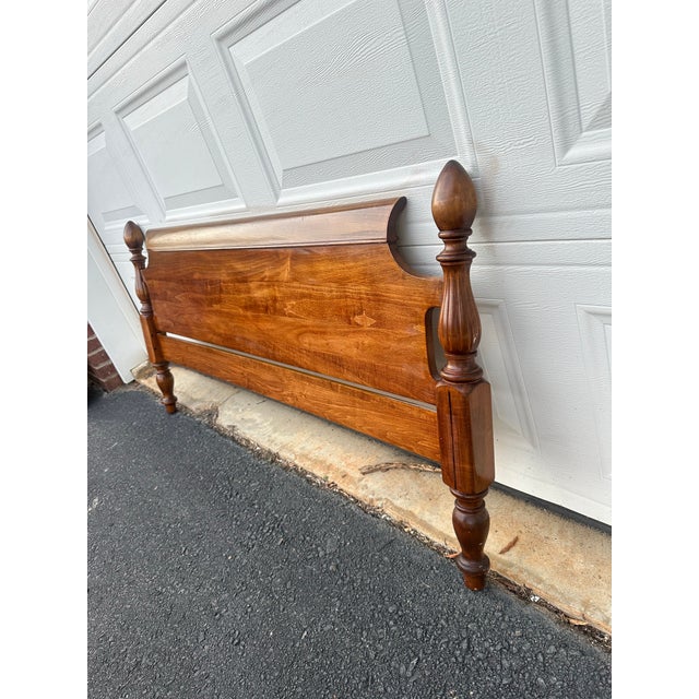 Mid 20th Century Vintage Colonial Revival Poster Bed in the Style of Ethan Allen – Queen/Full For Sale - Image 5 of 12