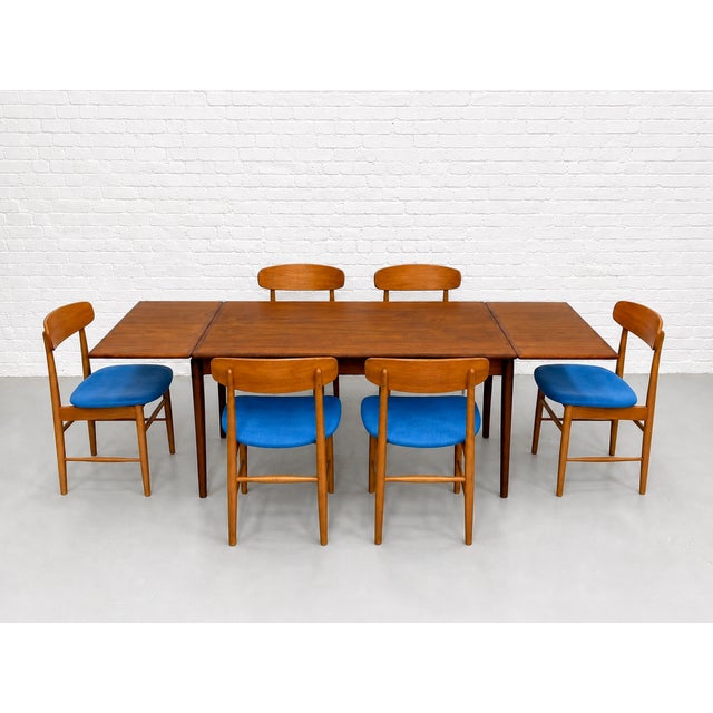Danish Mid Century Modern TEAK DINING TABLE with two hidden leaves in a lovely streamlined size, perfect for smaller...