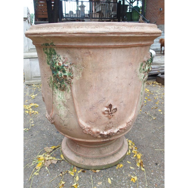 Early 21st Century Bacchus Et Fauna Large Antiqued Anduze Planters With Fleur De Lys Decor For Sale - Image 5 of 18