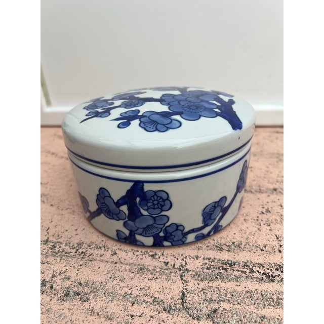 Late 20th Century Late 20th Century Blue & White Floral Round Porcelain Box For Sale - Image 5 of 5