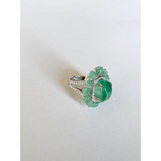 Metal Set in 18k Gold, 15.94 Carats, Colombian Emerald Cabochon & Diamonds Dome Ring, Us Size 6 For Sale - Image 7 of 10
