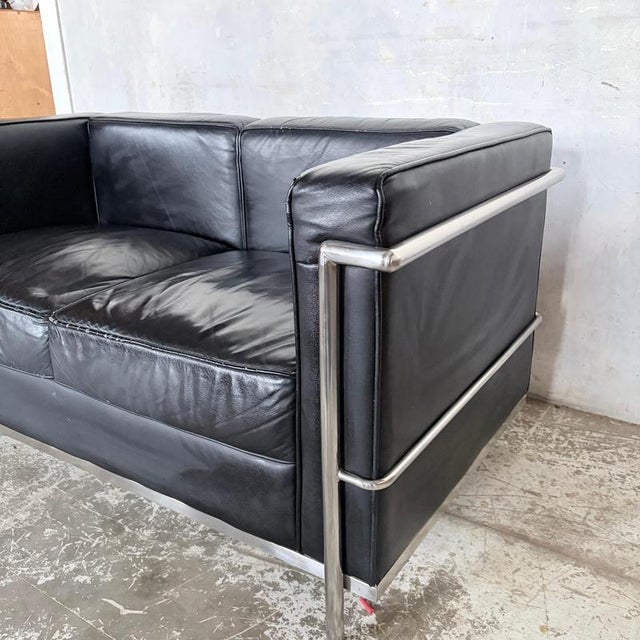 Mid-Century Black Leather and Chrome Two Seater Sofa by Le Corbusier For Sale - Image 6 of 10