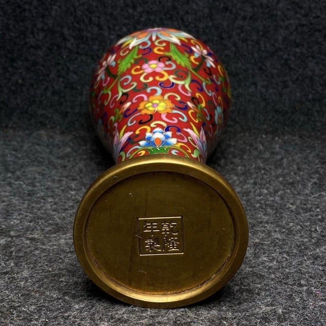 Red Late 19th Century Pair of Cloisonné Enamel Floral Vases in Presentation Box For Sale - Image 8 of 9