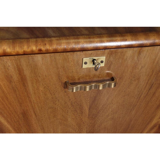 1930s English Art Deco Walnut Cocktail Sideboard, 1930s For Sale - Image 5 of 16