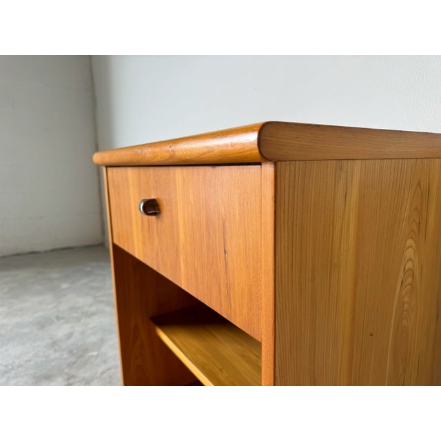 1970's Mid-Century Modern Blonde Pecan Night Stand End Side Table For Sale - Image 10 of 12