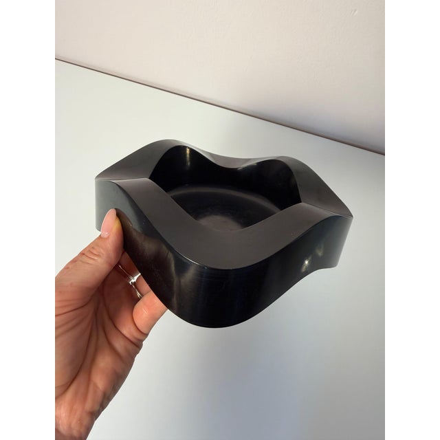 Iconic design from the late 1960s: This black ashtray by Helit embodies the timeless functionalism and distinctive style...