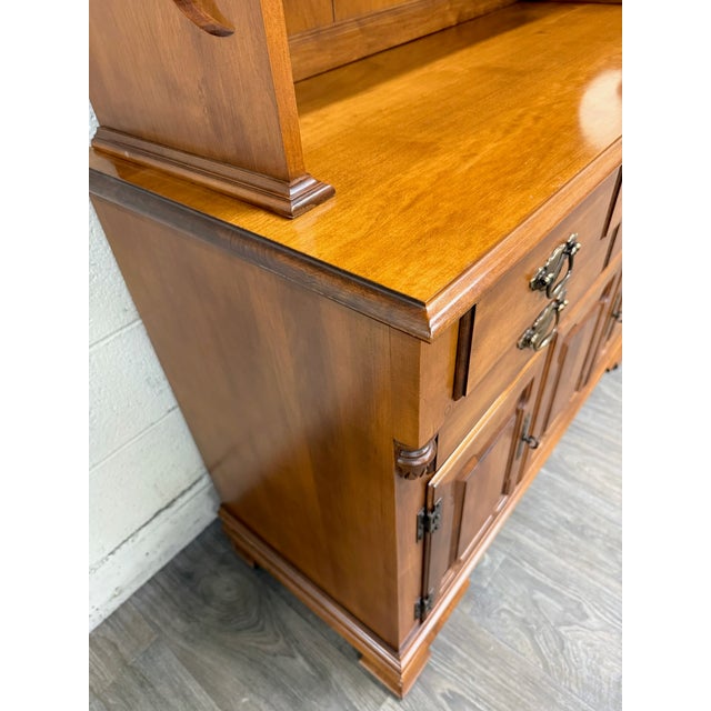 English Vintage Tell City Young Republic Colonial Hard Rock Maple China Cabinet & Hutch For Sale - Image 3 of 18