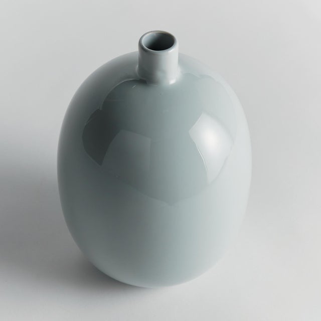 With a simple bulbous silhouette and smooth high gloss finish, the Sandbar Vase by Barclay Butera is modern &...