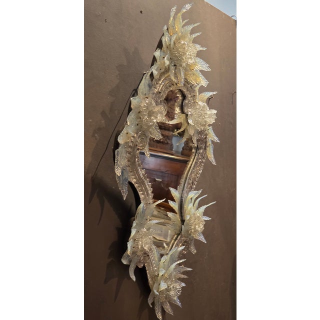 Elegant Venetian mirror from the late nineteenth century, enriched by a rich decoration of flowers and leaves in blown and...