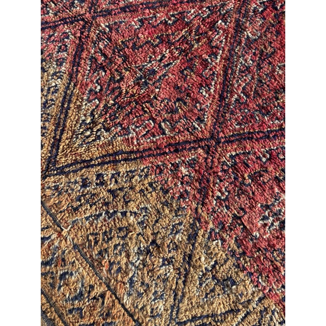This remarkable vintage Moroccan Berber rug originates from the Boujad region, at the crossroads of the Middle Atlas and...