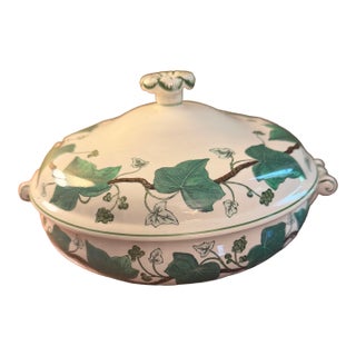 1950s Wedgwood Napoleon Ivy Queensware Covered Serving Bowl 9.5" For Sale