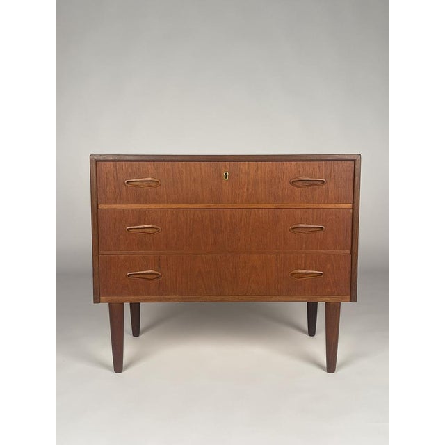 Scandinavian Teak Chest of Drawers, 1960s, in Very Good conditions. Designed 1960 to 1969