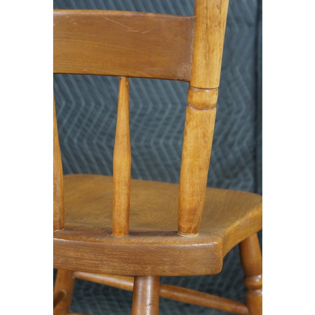 2 Antique 19th Century Colonial Windsor Thumb Back Maple Side End Chairs Pair For Sale - Image 14 of 18