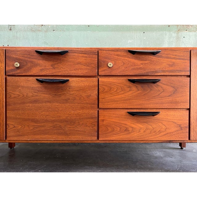 1960s Jens Risom (Attributed) 72” Walnut Credenza, Refurbished W/ Restored Top For Sale In Minneapolis - Image 6 of 12