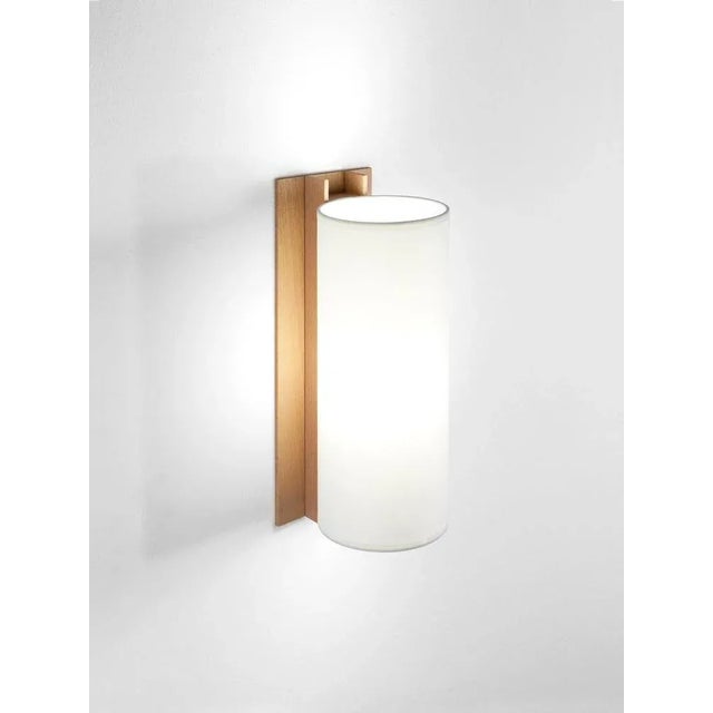 White and beech tmm largo wall lamp by miguel milá. Dimensions: d 12 x w 15 x h 34 cm. Materials: metal, beech wood,...
